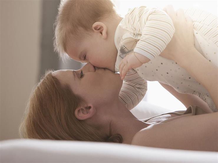 أم تسرد قصة مرعبة عن خطورة تقبيل الرضع أم تسرد قصة مرعبة عن خطورة تقبيل الرضع