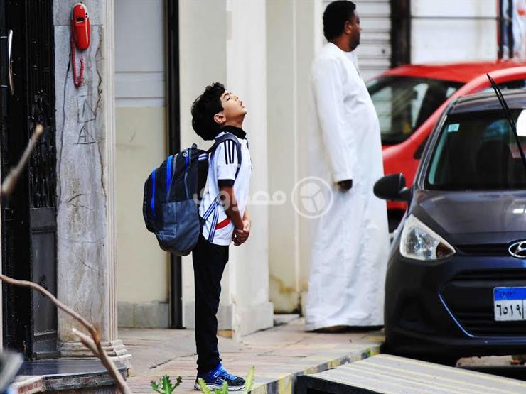 "إيدينا على قلبنا".. الحيرة رفيقة الأمهات في أول أيام "النظام التعليمي الجديد" "إيدينا على قلبنا".. الحيرة رفيقة الأمهات في أول أيام "النظام التعليمي الجديد"