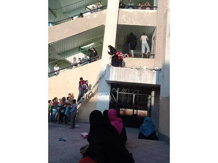 أمهات يتسلقن أسوار مدرسة.. وثعبان طوله "متر" مفاجأة التلاميذ بالمعمل - صورة أمهات يتسلقن أسوار مدرسة.. وثعبان طوله "متر" مفاجأة التلاميذ بالمعمل - صورة