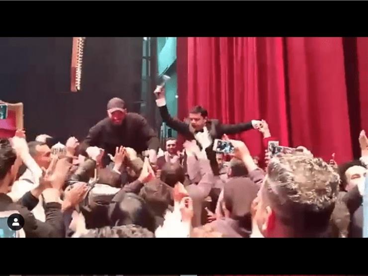 بالفيديو.. الجمهور يحمل هنيدي والهوارى على الأعناق بعد العرض الأول لـ "3 أيام في الساحل" بالفيديو.. الجمهور يحمل هنيدي والهوارى على الأعناق بعد العرض الأول لـ "3 أيام في الساحل"