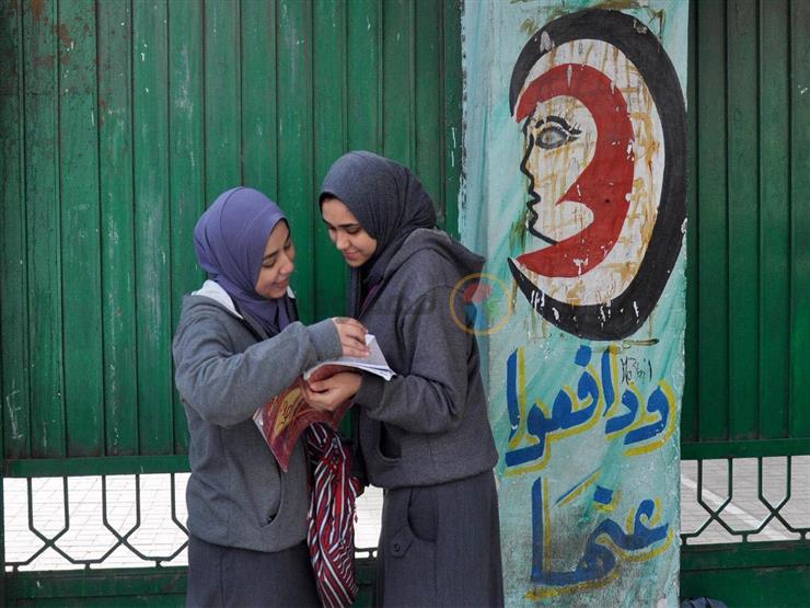بين الثانوي والجامعة.. كيف استقبل الطلاب نظام "الأوبن بوك"؟ بين الثانوي والجامعة.. كيف استقبل الطلاب نظام "الأوبن بوك"؟