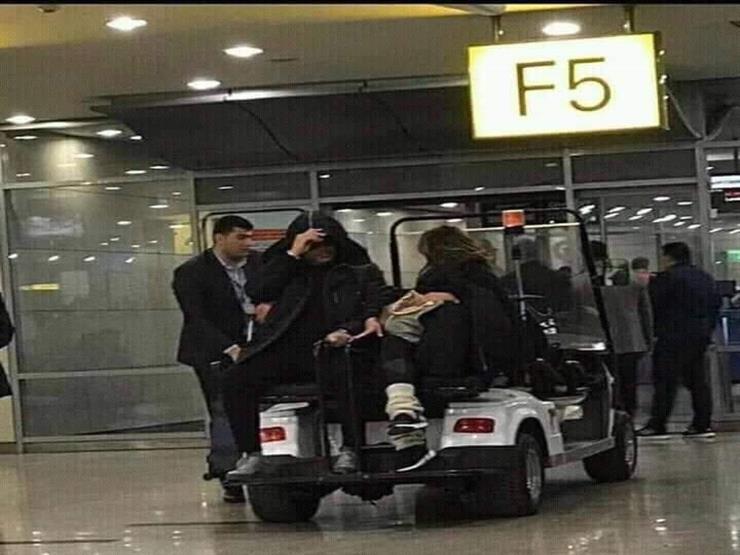 مصطحبًا دينا في المطار.. عمرو دياب يخفي وجهه عن كاميرات التصوير مصطحبًا دينا في المطار.. عمرو دياب يخفي وجهه عن كاميرات التصوير
