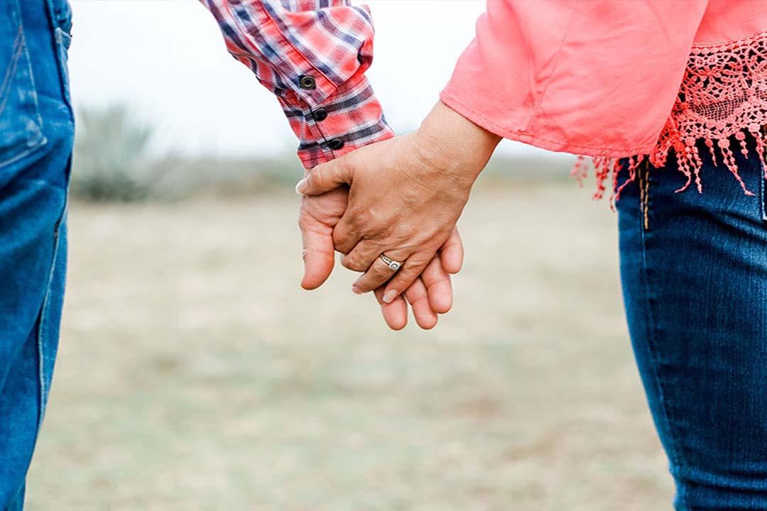 المتزوجون لديهم صحة بدنية أفضل أم العزاب؟ المتزوجون لديهم صحة بدنية أفضل أم العزاب؟