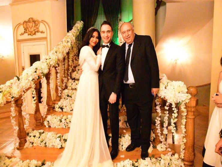 شيرين تحتضن حماها في فرح شقيقتها شيرين تحتضن حماها في فرح شقيقتها