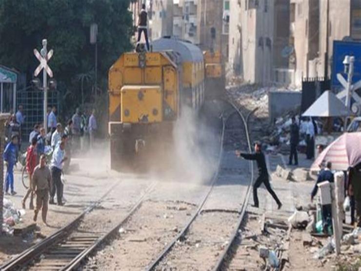 سريع البديهة.. عامل يمنع كارثة على مزلقان قطار في البحيرة سريع البديهة.. عامل يمنع كارثة على مزلقان قطار في البحيرة