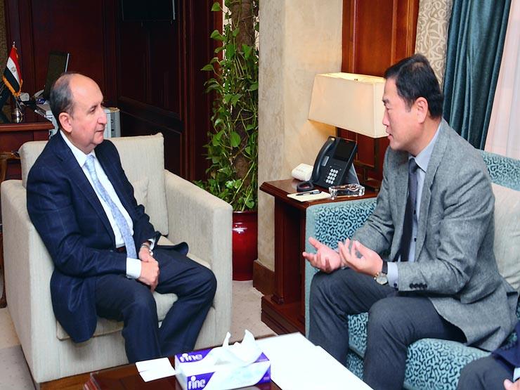 وزير الصناعة يبحث مع رئيس شركة "إل جي" التوسع في السوق المصري وزير الصناعة يبحث مع رئيس شركة "إل جي" التوسع في السوق المصري