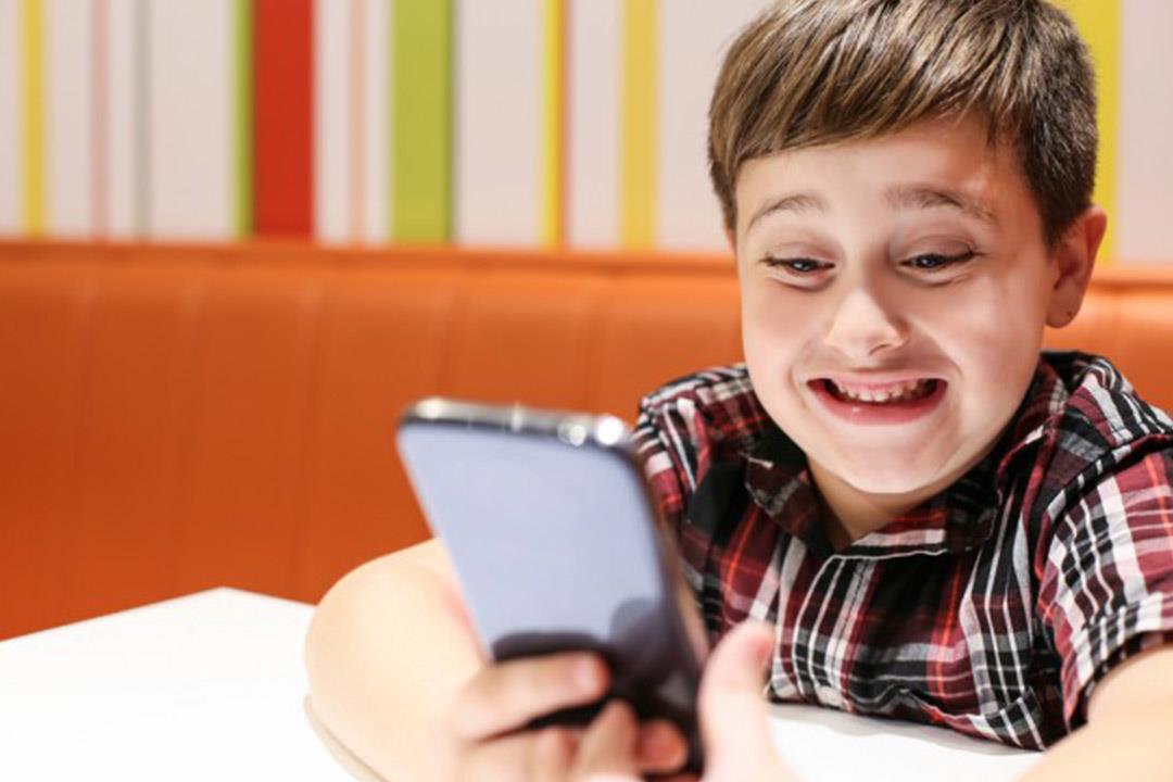 هل نقلق من استخدام الأطفال الهواتف الذكية والكمبيوتر؟ هل نقلق من استخدام الأطفال الهواتف الذكية والكمبيوتر؟