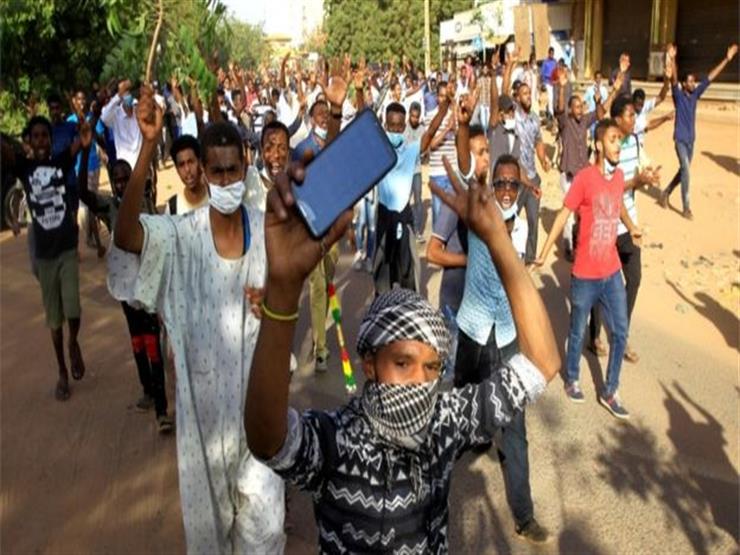 مظاهرات السودان: البشير يقيل وزير الصحة وسط دعوات لمسيرة حاشدة إلى القصر الرئاسي مظاهرات السودان: البشير يقيل وزير الصحة وسط دعوات لمسيرة حاشدة إلى القصر الرئاسي