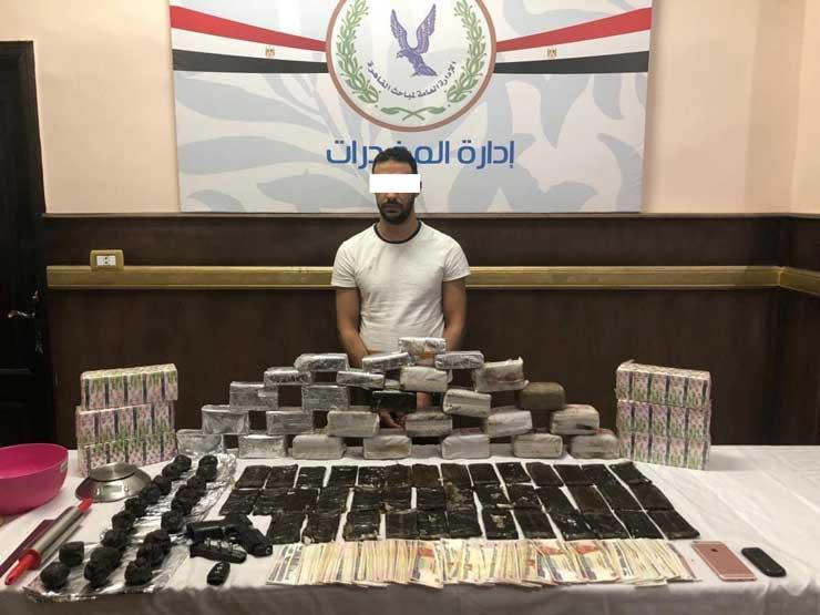 داخل سيارة فارهة.. ضبط هارب من المؤبد بـ 27 كيلو حشيش بمدينة نصر داخل سيارة فارهة.. ضبط هارب من المؤبد بـ 27 كيلو حشيش بمدينة نصر