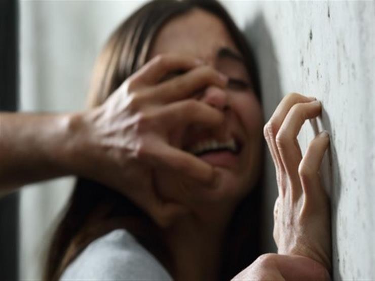 قاومته وهددته بافتضاح أمره.. شاب يقتل زوجة والده بعد فشله في التعدي عليها قاومته وهددته بافتضاح أمره.. شاب يقتل زوجة والده بعد فشله في التعدي عليها
