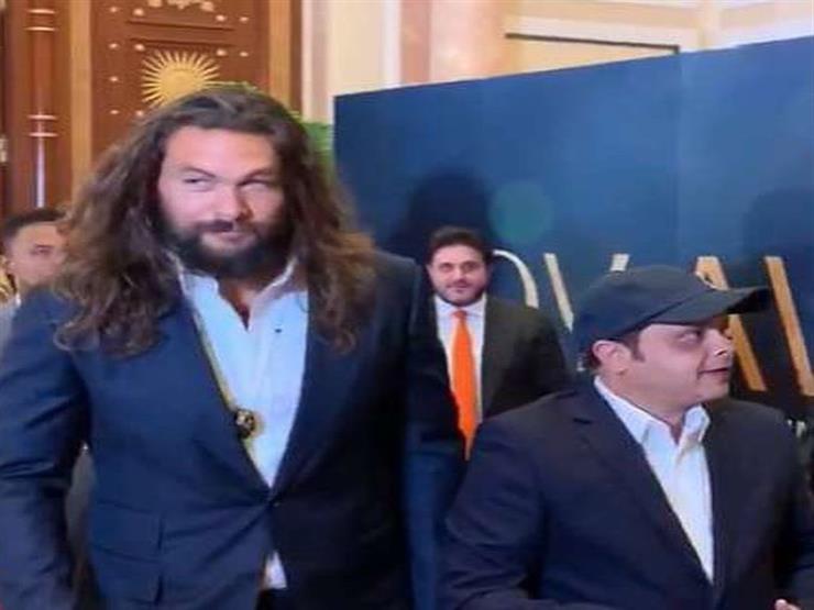 بسبب صورته مع النجم العالمي جايسون موموا.. هنيدي يعاتب المصور بسبب صورته مع النجم العالمي جايسون موموا.. هنيدي يعاتب المصور
