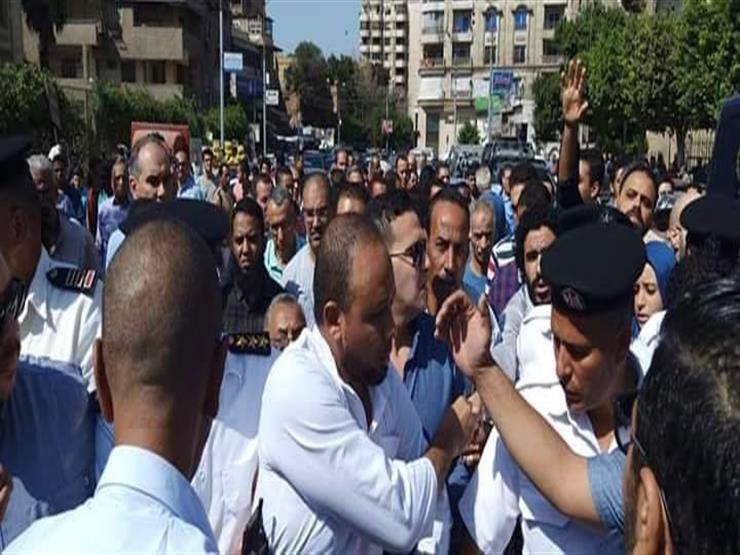 في لفته إنسانية.. المحامي محمد الباقر يشيع جنازة والده في حراسة الداخلية في لفته إنسانية.. المحامي محمد الباقر يشيع جنازة والده في حراسة الداخلية