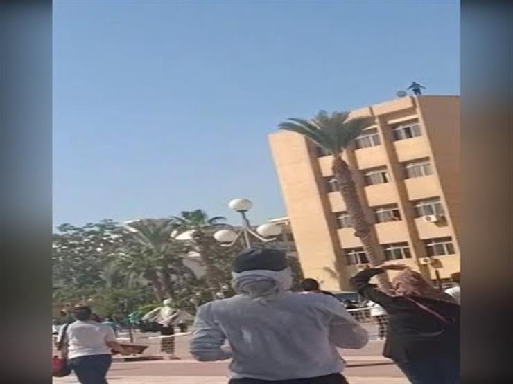فيديو- طالبة تحاول الانتحار من أعلى جامعة الزقازيق.. وتحرك عاجل من الإدارة فيديو- طالبة تحاول الانتحار من أعلى جامعة الزقازيق.. وتحرك عاجل من الإدارة