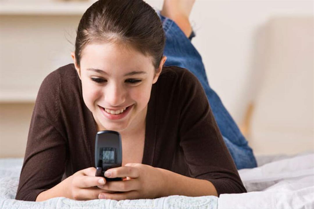 انتبه.. استخدام الهاتف يصيبك بشيخوخة الجلد انتبه.. استخدام الهاتف يصيبك بشيخوخة الجلد