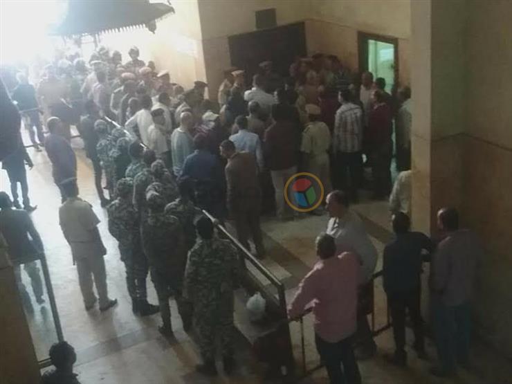 لحظة وصول "راجح" المتهم بقتل محمود البنا إلى المحكمة - (صورة) لحظة وصول "راجح" المتهم بقتل محمود البنا إلى المحكمة - (صورة)