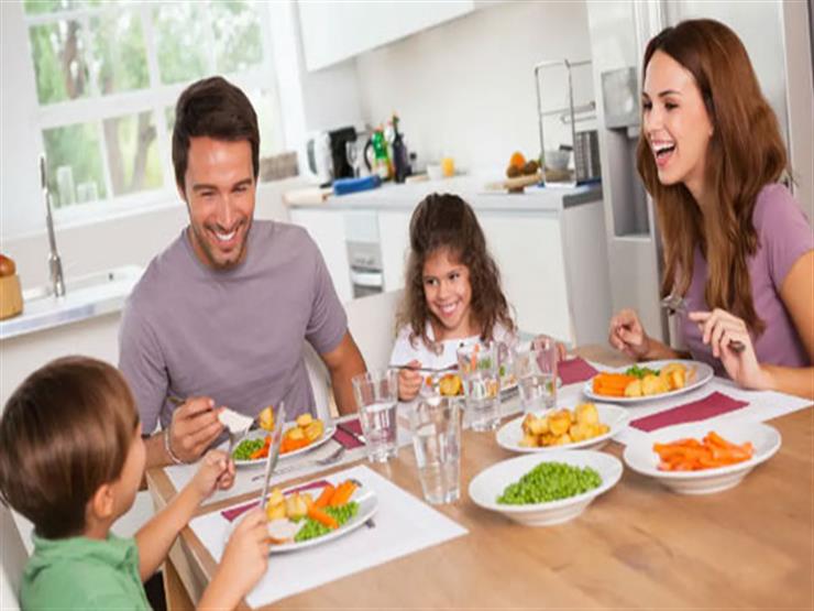 دراسة تكشف ما يحدث عند تناول الطعام مع الأسرة والأصدقاء دراسة تكشف ما يحدث عند تناول الطعام مع الأسرة والأصدقاء