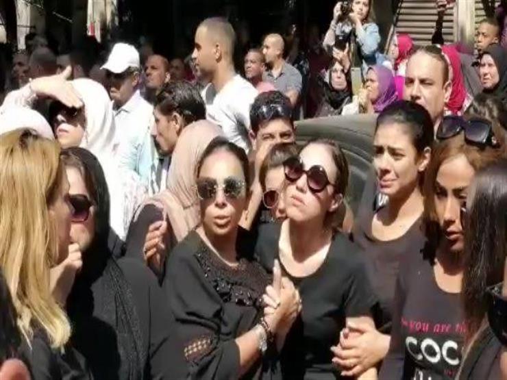 صورة- إيمي طلعت زكريا تتعرض للإغماء في جنازة والدها صورة- إيمي طلعت زكريا تتعرض للإغماء في جنازة والدها