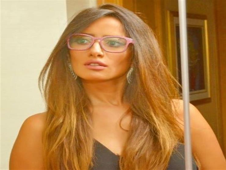 صور زينة تعلن إصابتها بمرض في العين يجبرها على ارتداء النظا مصراوى