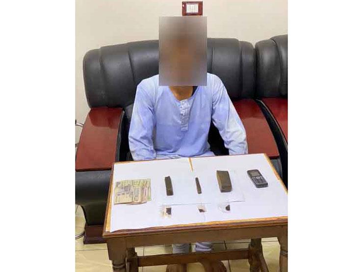 ضبط عامل بحوزته 250 جرام حشيش في أسيوط ضبط عامل بحوزته 250 جرام حشيش في أسيوط