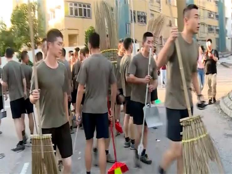 جنود صينيون ينظفون الشوارع خارج جامعة هونج كونج المعمدانية جنود صينيون ينظفون الشوارع خارج جامعة هونج كونج المعمدانية