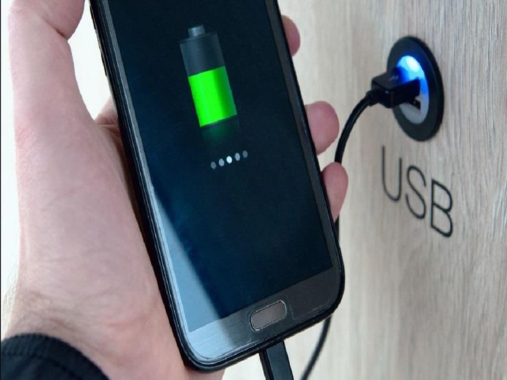 استخدامك لكابل "USB" في الأماكن العامة يعرض هاتفك للخطر استخدامك لكابل "USB" في الأماكن العامة يعرض هاتفك للخطر