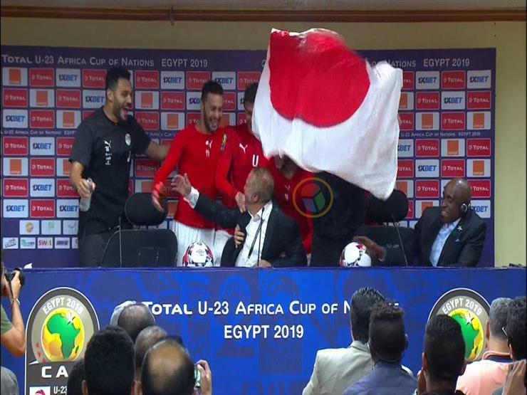 بالفيديو.. لاعبو مصر الأولمبي يقتحمون مؤتمر شوقي غريب بالفيديو.. لاعبو مصر الأولمبي يقتحمون مؤتمر شوقي غريب