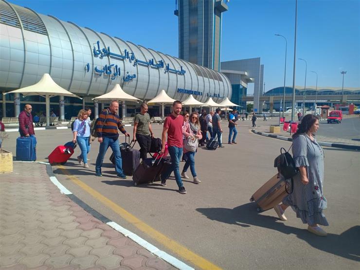 تأخرت يومًا كاملًا.. طلب إحاطة لوزير الطيران حول رحلة "روما - القاهرة" تأخرت يومًا كاملًا.. طلب إحاطة لوزير الطيران حول رحلة "روما - القاهرة" 