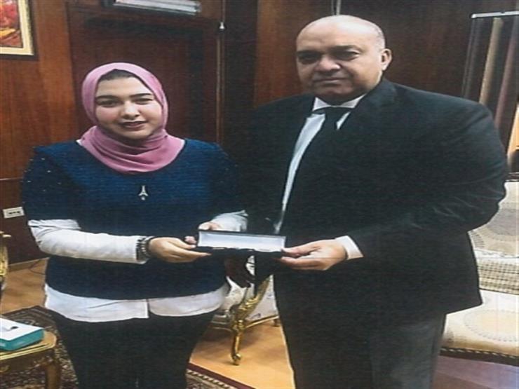 ثلاثة أشقاء يتبرعون بمبلغ رمزي لصالح أسر الشهداء ومصابي الشرطة ثلاثة أشقاء يتبرعون بمبلغ رمزي لصالح أسر الشهداء ومصابي الشرطة