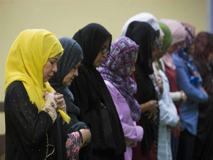 الفرق بين صلاة المرأة السرية والجهرية منفردة أو في جماعة الفرق بين صلاة المرأة السرية والجهرية منفردة أو في جماعة
