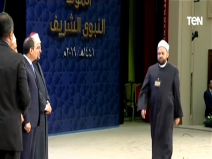 والدة أحد المكرمين من الرئيس: "أنا مش بقرأ وأكتب بس علمنا ولادنا وحفظوا القرآن" والدة أحد المكرمين من الرئيس: "أنا مش بقرأ وأكتب بس علمنا ولادنا وحفظوا القرآن"