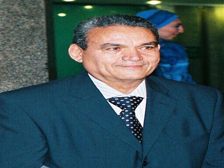 قبل صلاة الجنازة.. أكرم حسني: "أي حد له دين عند والدي في رقبتي" قبل صلاة الجنازة.. أكرم حسني: "أي حد له دين عند والدي في رقبتي"