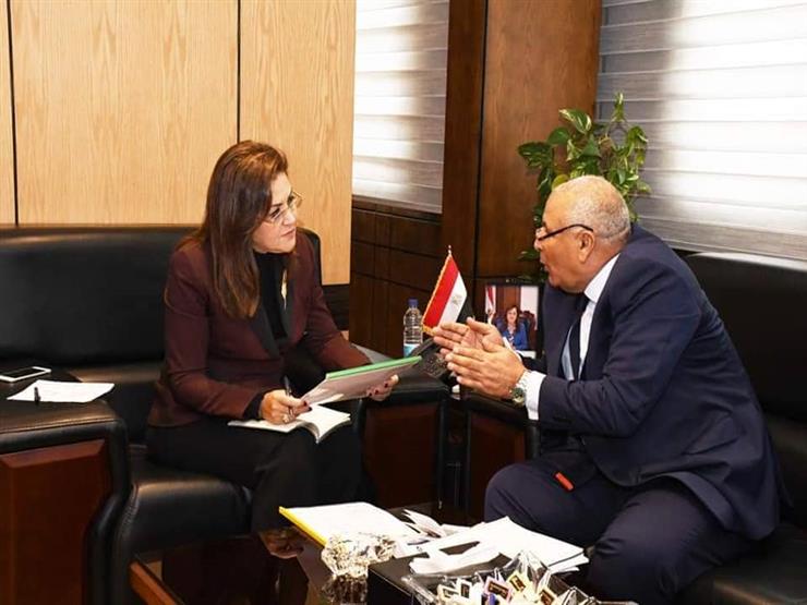 محافظ الوادي الجديد يبحث مع وزيرة التخطيط تنفيذ أول مجمع خدمي مميكن محافظ الوادي الجديد يبحث مع وزيرة التخطيط تنفيذ أول مجمع خدمي مميكن