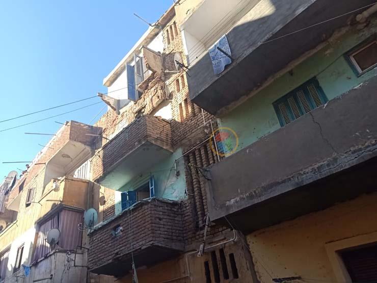 بالصور محافظ كفر الشيخ يأمر بإخلاء عقار انهارت شرفته مصراوى