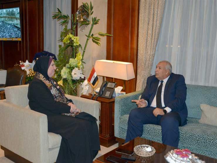 نيفين جامع تجتمع مع محافظ الوادي الجديد لبحث الأنشطة الصناعية في المحافظة نيفين جامع تجتمع مع محافظ الوادي الجديد لبحث الأنشطة الصناعية في المحافظة