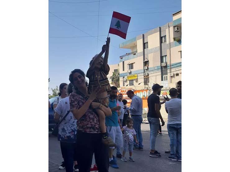 فاطمة وابنها في الميدان.. حين بدأت لبنانية الثورة قبل عامين فاطمة وابنها في الميدان.. حين بدأت لبنانية الثورة قبل عامين