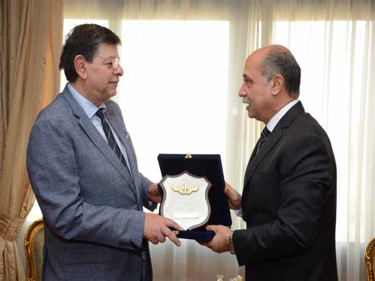 "الطيران المدني" تكرم حفيد أول طيار مصري "الطيران المدني" تكرم حفيد أول طيار مصري