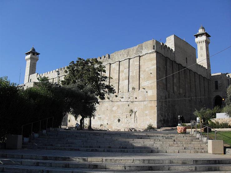فرق هندسية إسرائيلية تعتلي سطح الحرم الإبراهيمي.. والأوقاف الفلسطينية تحذر فرق هندسية إسرائيلية تعتلي سطح الحرم الإبراهيمي.. والأوقاف الفلسطينية تحذر