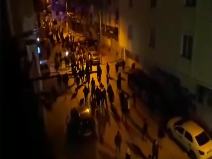 شاهد.. اشتباكات بالسكاكين بين أتراك وسوريين باسطنبول شاهد.. اشتباكات بالسكاكين بين أتراك وسوريين باسطنبول