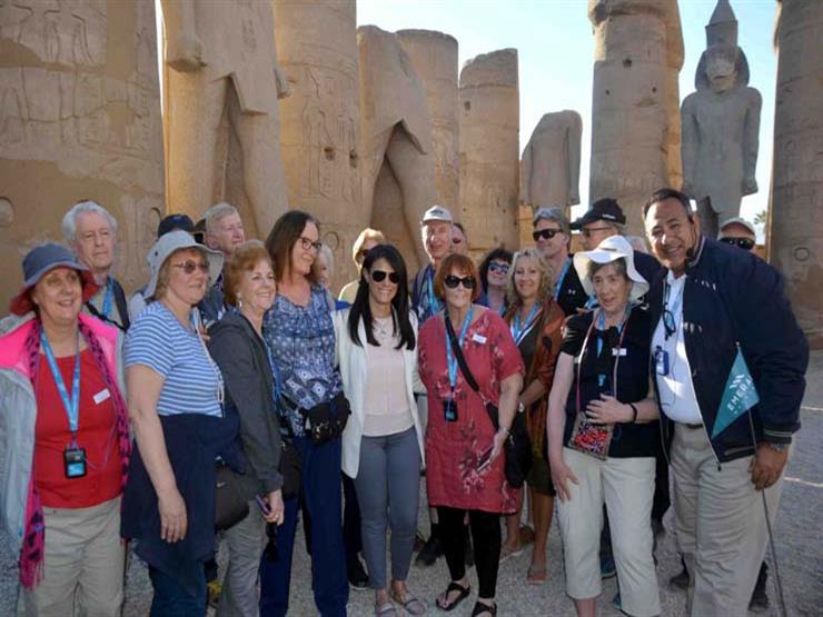وزيرة السياحة تلتقي مجموعة من السائحين بمعبد الأقصر وزيرة السياحة تلتقي مجموعة من السائحين بمعبد الأقصر