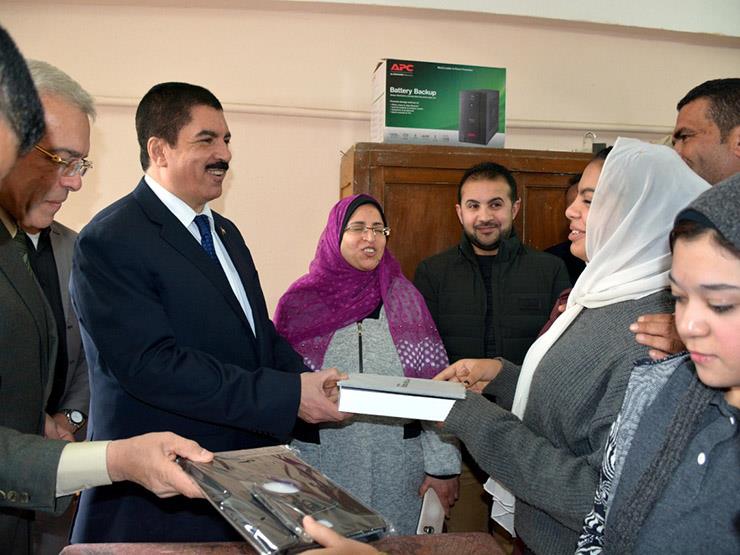 محافظ القليوبية يسلم أجهزة "التابلت" للطلاب في بنها محافظ القليوبية يسلم أجهزة "التابلت" للطلاب في بنها