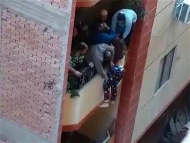 تفاصيل جديدة في واقعة سيدة البلكونة..والزوج: أنقذتها علشان متجبليش مصيبة تفاصيل جديدة في واقعة سيدة البلكونة..والزوج: أنقذتها علشان متجبليش مصيبة
