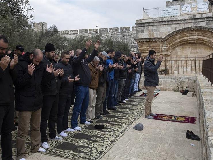 الفلسطينيون يؤدون صلاة الجمعة داخل مصلى باب الرحمة في الأقصى الفلسطينيون يؤدون صلاة الجمعة داخل مصلى باب الرحمة في الأقصى