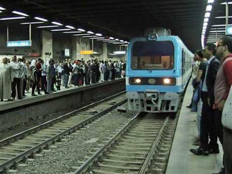 فتاة تلقي بنفسها أمام المترو.. وقائد القطار ينقذها من الدهس فتاة تلقي بنفسها أمام المترو.. وقائد القطار ينقذها من الدهس
