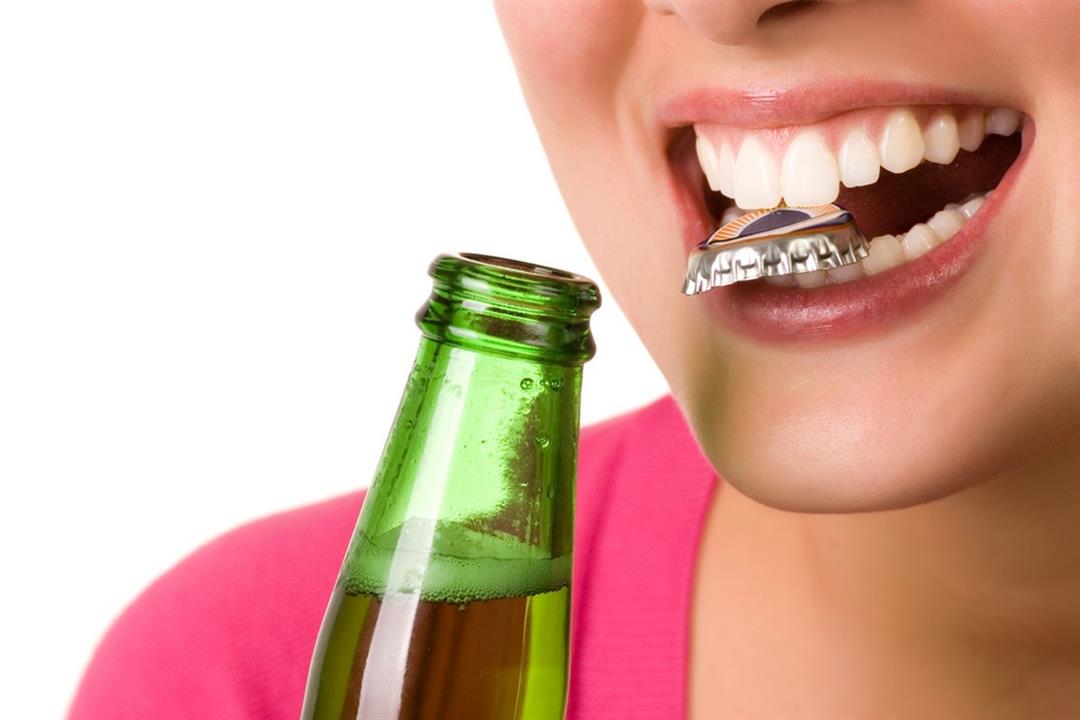 تفتح الزجاجات والأكياس بأسنانك؟.. أنت معرض لهذه الأضرار تفتح الزجاجات والأكياس بأسنانك؟.. أنت معرض لهذه الأضرار