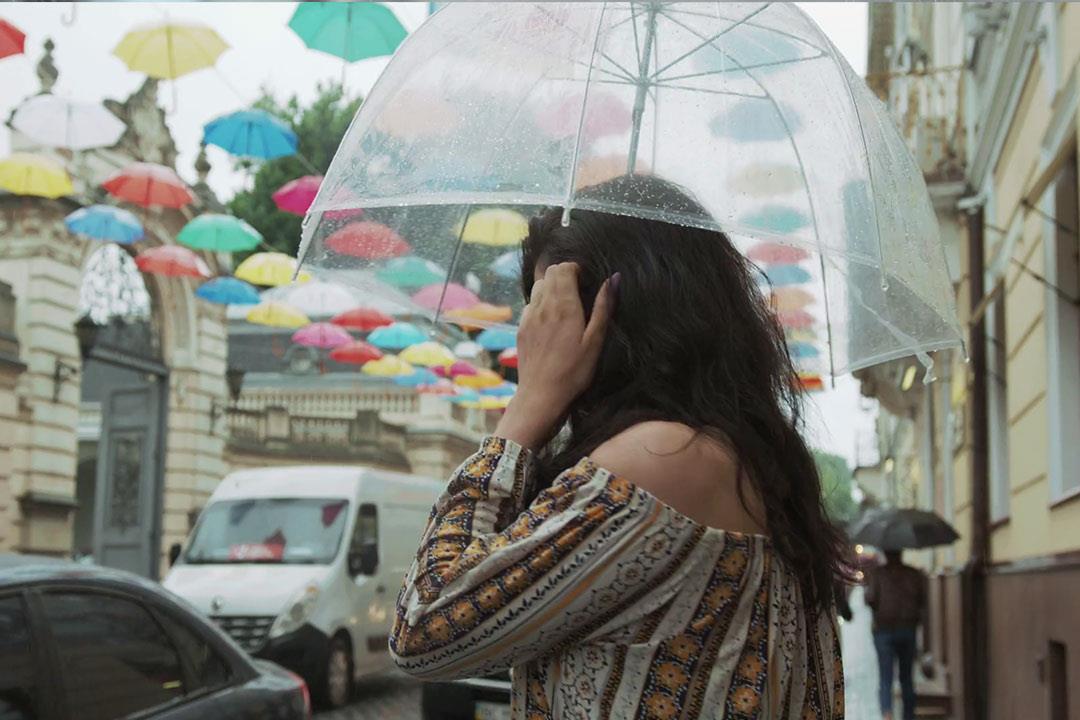 هل تسبب مياه الأمطار تلف الشعر؟ هل تسبب مياه الأمطار تلف الشعر؟