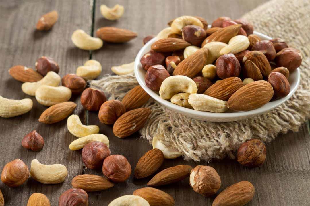 انتبه.. الإفراط في تناول المكسرات يهددك بمرض خطير انتبه.. الإفراط في تناول المكسرات يهددك بمرض خطير
