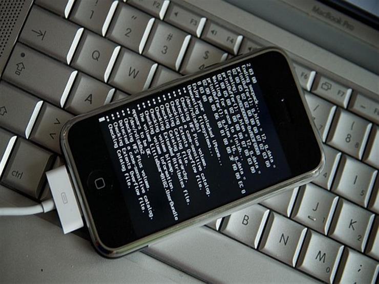 تقرير: القراصنة يستخدمون نماذج خاصة من "آيفون" لاختراق نظام أبل تقرير: القراصنة يستخدمون نماذج خاصة من "آيفون" لاختراق نظام أبل