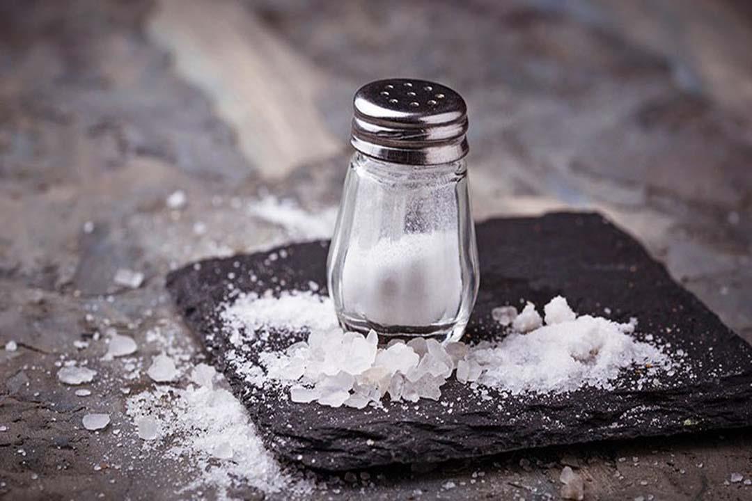 الإكثار من الملح يهدد صحتك بهذه المخاطر.. إليك الكميات المسموحة الإكثار من الملح يهدد صحتك بهذه المخاطر.. إليك الكميات المسموحة
