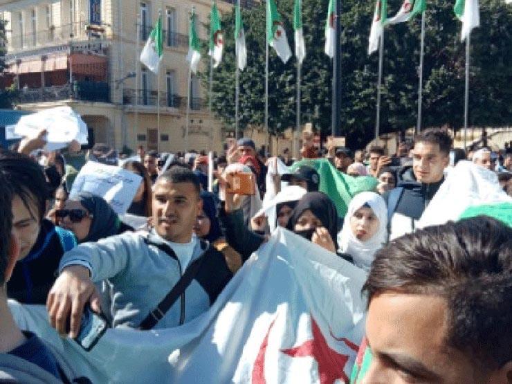 تظاهر العشرات من طلاب المدارس في الجزائر ضد بوتفليقة تظاهر العشرات من طلاب المدارس في الجزائر ضد بوتفليقة