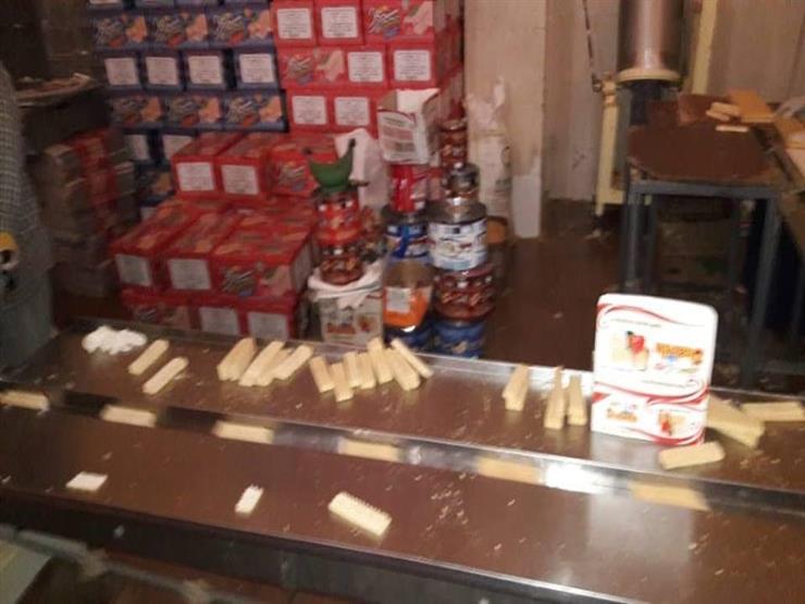 "ويفر بالفراولة وكريمة وبندق".. اللقطات الأولى لمصنع حلوى فاسدة بأكتوبر "ويفر بالفراولة وكريمة وبندق".. اللقطات الأولى لمصنع حلوى فاسدة بأكتوبر